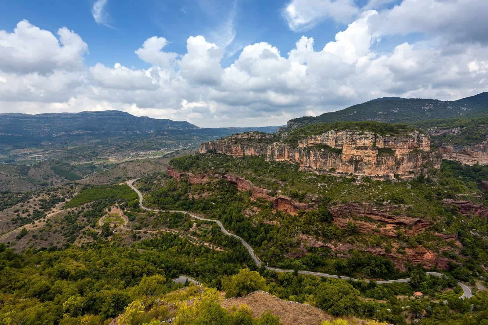 Priorat en smuk vin region med små hyggelige bjergveje fra vingård til vingård