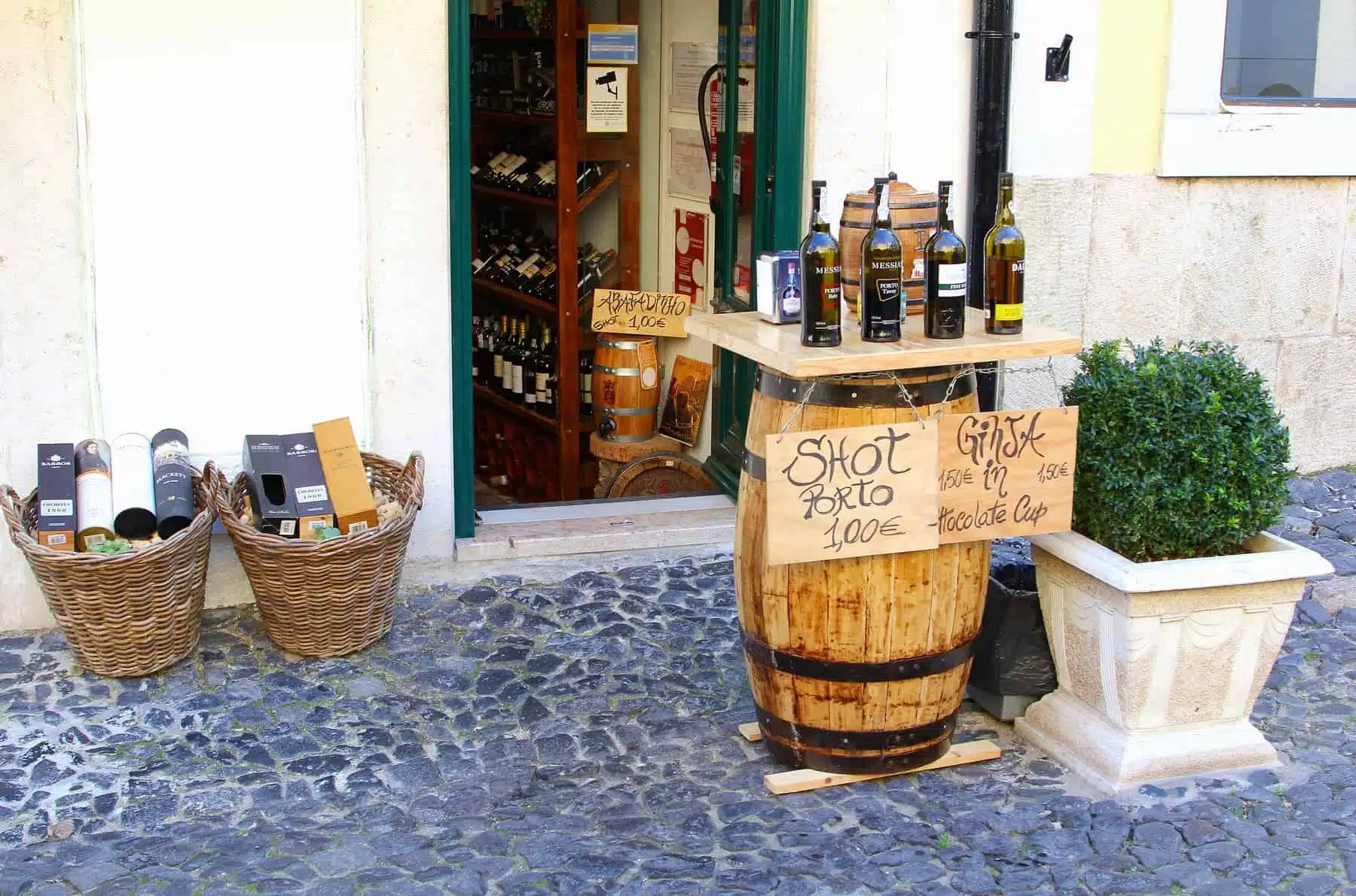 Portvine, der fuldender ethvert måltid og stjernestund 2 Portvins tasting til salg for et glas til en euro uden for Saint George borgen i Lissabon, Portugal