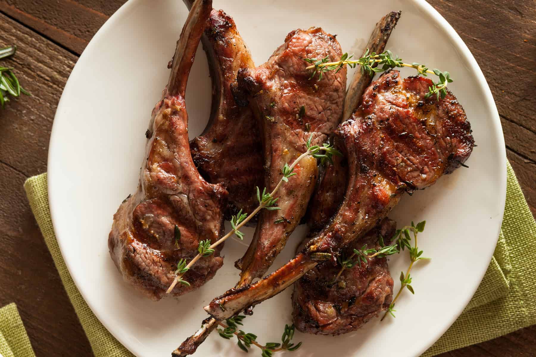Lam på grillen med grillede lammekotelletter