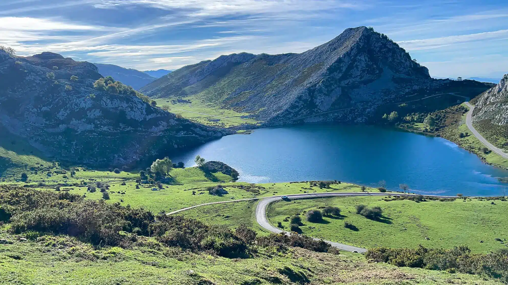 Asturias er en region i det nordlige Spanien, der er kendt for sine unikke og smagfulde vine. Regionens kølige og regnfulde klima, såvel som dets bjergrige terræn, gør det til et ideelt sted for dyrkning af visse druesorter.