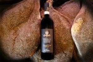 Flaske Montefalco Sagrantino fra Umbrien ved siden af lufttørret skinke