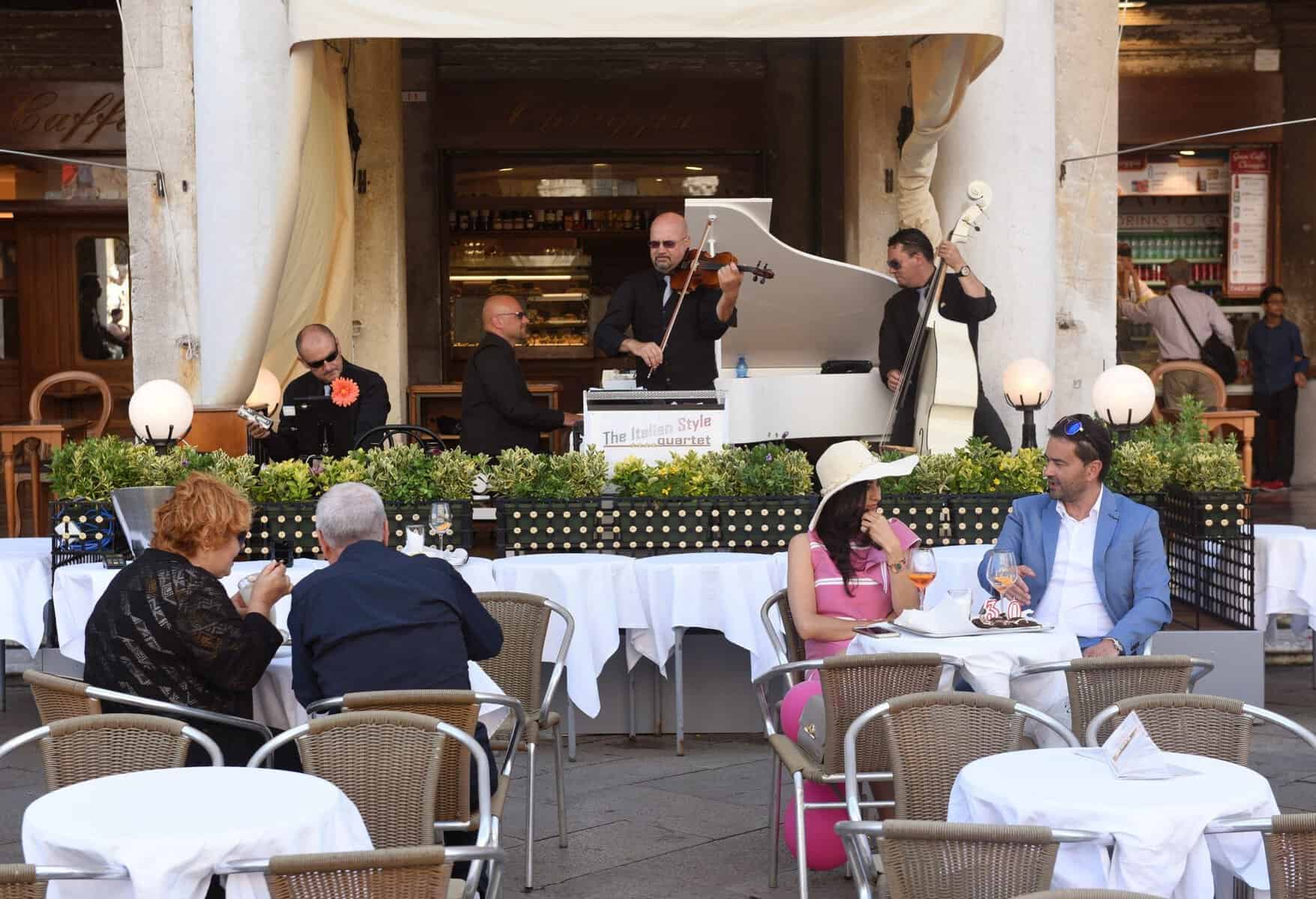 Cafe Florian Venedig People in cafe on San Marco square in Venice.