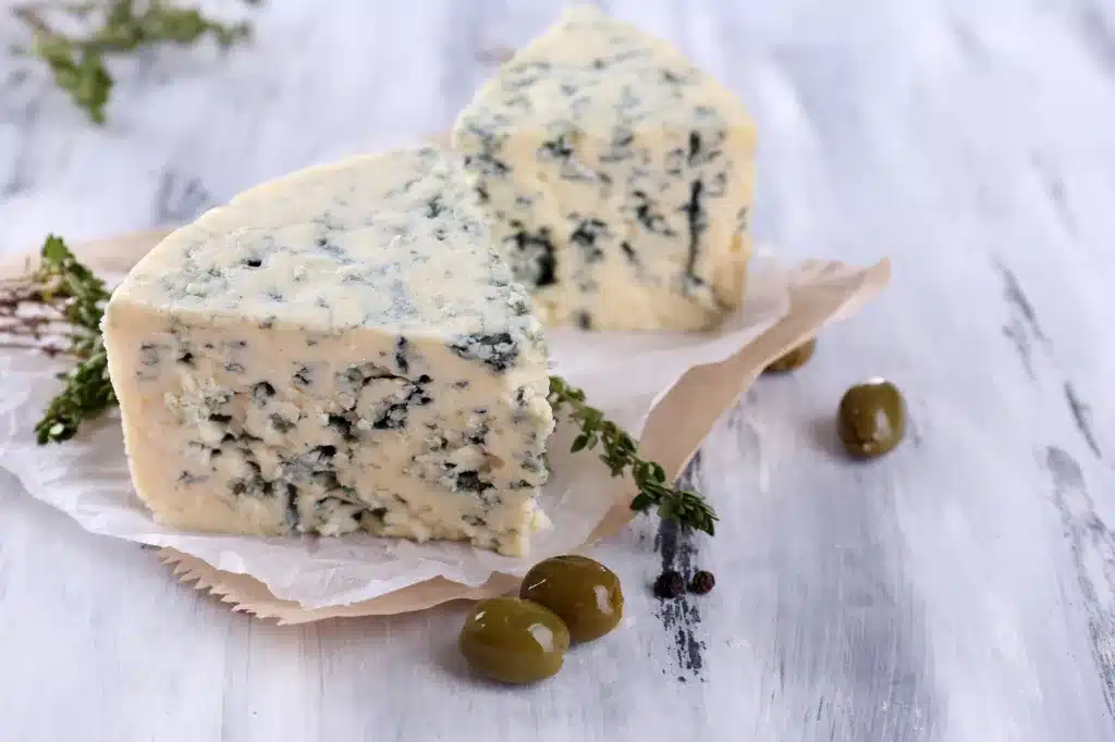 Roquefort-ost-med-timian-og-oliven-pa-traebord