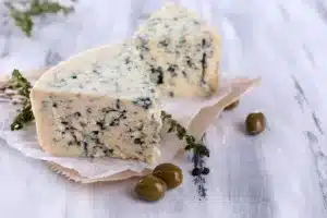 Roquefort-ost-med-timian-og-oliven-pa-traebord