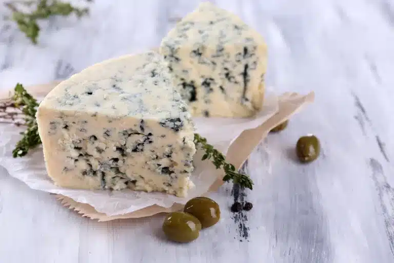 Roquefort-ost-med-timian-og-oliven-pa-traebord