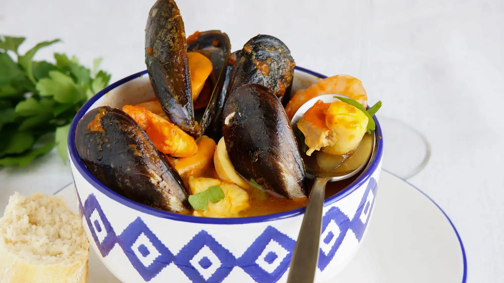 Fransk suppe Bouillabaisse med muslinger, muslinger, jomfruhummer, blæksprutter, torsk, ørred