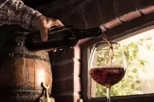 Vinsmagning. Sommelier pouring wine into a glass