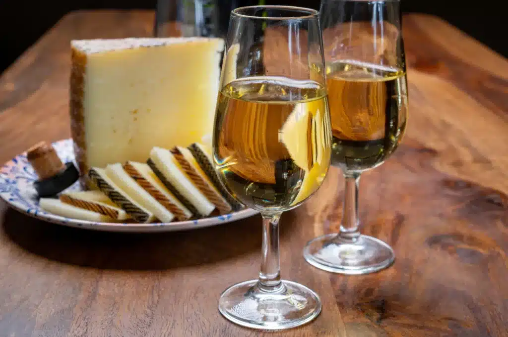 Tør sherry fra Andalusien og forskellig gedeost og den hårde nøddede Manchego  fra La Mancha