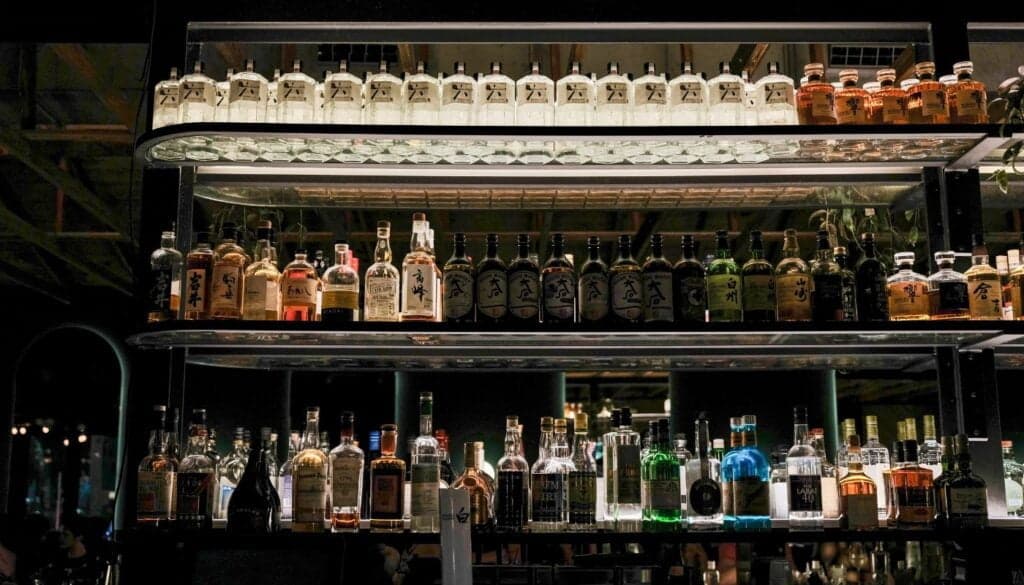 Sake fra Japan, ofte omtalt som "risvin," er en århundreder gammel alkoholisk drik, dybt forankret i japansk historie og kultur.