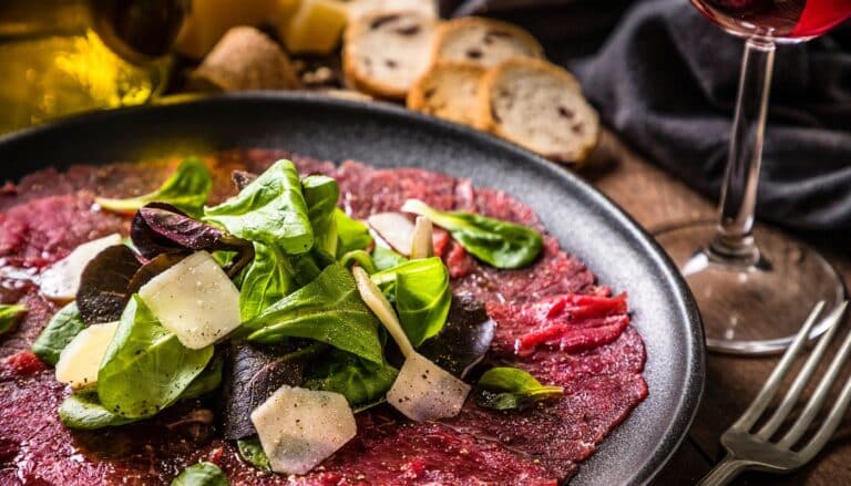 Rucola, også kendt som arugula, er en grøn grøntsag med en karakteristisk pebret og nøddeagtig smag.