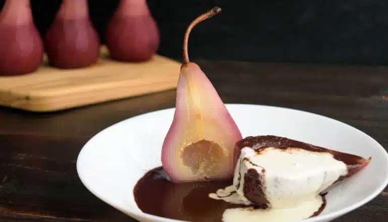 Pærer i rødvin med Chantilly creme