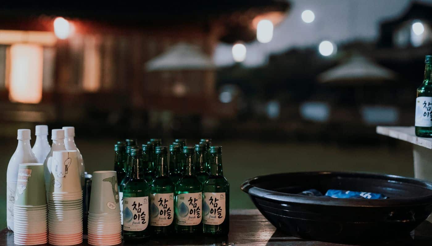 Makgeolli og soju på et koreansk bord