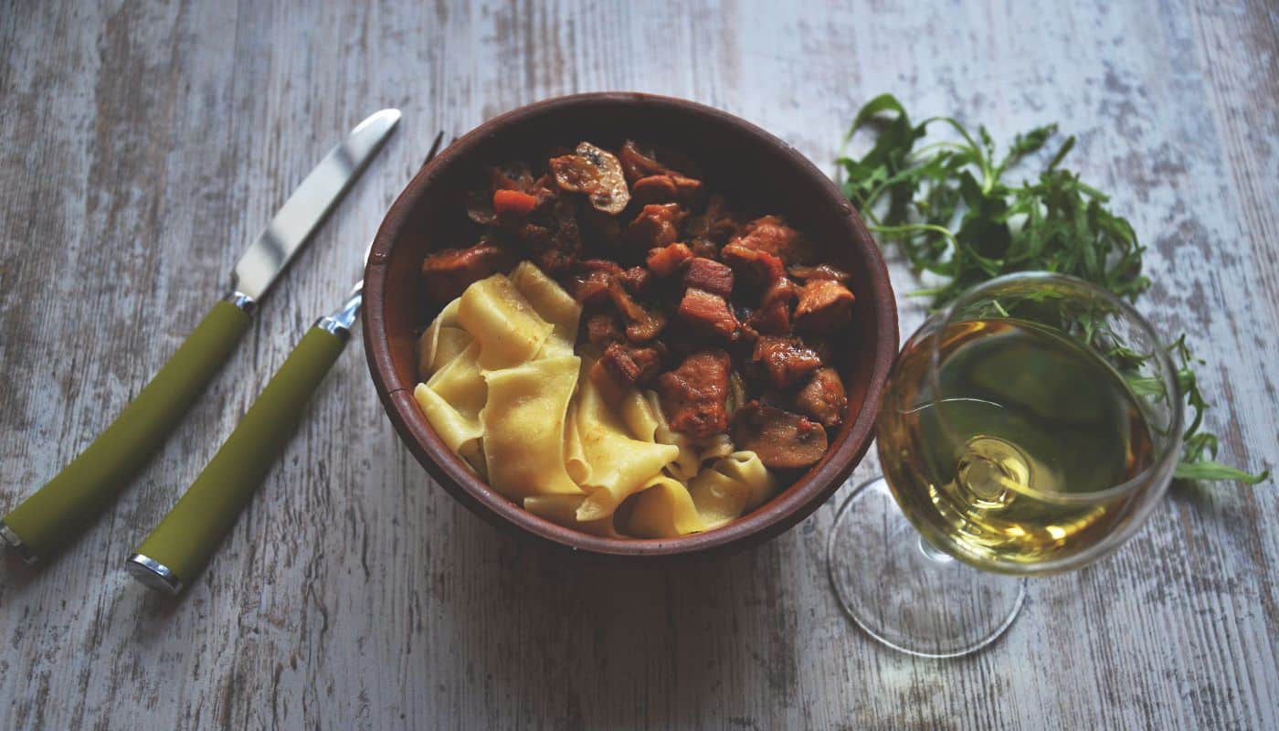 Boeuf stroganoff med svampe, rucola, pasta og vin