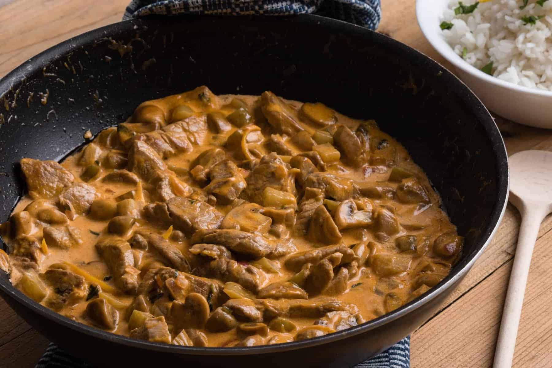 Beef Stroganoff i sort støbejerns pande