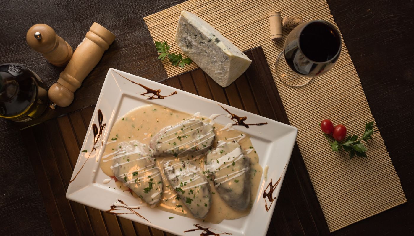 Taleggio eller Gorgonzola? Italiens bløde og blide oste: Gorgonzola og rødvin