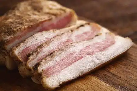 Guanciale bacon fra Italien