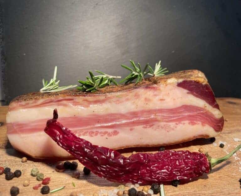 Videre til indhold Italianna OM ITALIANNA KONTAKT 0Kurv Produkt 🔍 Forside / Charcuteri / Guanciale Guanciale kr.160.00 – kr.200.00 Vægt Vælg en mulighed Guanciale antal 1 Beskrivelse Yderligere information Anmeldelser (0) Beskrivelse Italiannas Guanciale er lavet af 100% italiensk svinekød. Håndlavet og i begrænset mængde, og selvfølgelig uden konserveringsmidler, gluten og laktose. Ingredienser: Svinekød, salt, krydderier og dextrose. Lufttøret og modneti 100/120 dage. Et håndværks produkt som ikke kan vejes præcis som det industriprodukt, som man er vant til at købe i supermarkedet. Hvad er guanciale Guanciale er udskæringen fra svinets kind (Guancia på italiensk), krydset af magre anstrøg af muskler med en komponent af værdifuldt fedtstof, med en sammensætning, der er forskellig og adskiller sig fra svinefedt (rygfedt) og pancetta (mavefedt) og bacon (røget og produceret fra forskellige køddele af grise): konsistensen er blødere sammenlignet med pancetta og med egen karakteristiske smag. Organoleptiske egenskaber Italiannas guanciale er et mesterværk af balance, rundhed og harmoni mellem aromaer og smag. Meget klassisk, en flot trekant af kød dækket med et tykt lag peber og chili peber, der er godt fordelt, håndværksmæssigt men velholdt, og viser en skive med en dejlig balance mellem fedtfattig, godt marmoreret muskel og let lyserødt hvidt fedt. Duften er sød og omsluttende, minder om krydderier, vin, kælderen, minder om røg og pejs, men også wienerbrødets verden med dets berusende noter af mælk, flødesmør, kiks og ristet tørret frugt. Utrolig og spændende. I munden er det saftigt (saftig, meget opløseligt og spændende, med en let krydret antydning og et meget sødt og cremet fedt, der smelter ved kontakt med ganen. Intensiteten og vedholdenheden er også stratosfærisk. Guanciale i køkkenet Der er flere måder at nyde guanciale i køkkenet: De fleste vil forbinde guanciale med de klassiske italienske opskrifter som: Carbonara, matriciana og gricia, men guanciale kan nydes også skåret i meget tynde skiver på ristet varmt brød eller grøntsager som forretter til særlige lejlighed. Det kan steges på pande og tilføjes salater og æggekager, nydes rå i sandwich eller foccacia tilpasset med grillede eller friske grøntsager eller rullet om grissini og serveret som antipasto/tapas eller aperitif … velbekomme! Relaterede Varer Prosciutto Crudo di Parma D.O.P. – hel Parmaskinke – cirka 7 kg kr.1,999.00 Læs mere Coppa di Parma IGP/BGB kr.135.00 – kr.275.00 Vælg muligheder Tranevej 23 5000 Odense C Telefon: 31 66 54 84 CVR: 41901403 anna@italianna.dk Læs handelsbetingelser Guanciale bacon fra svinekæber