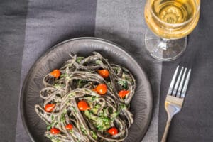 Sort pasta med mascarpone og tomater