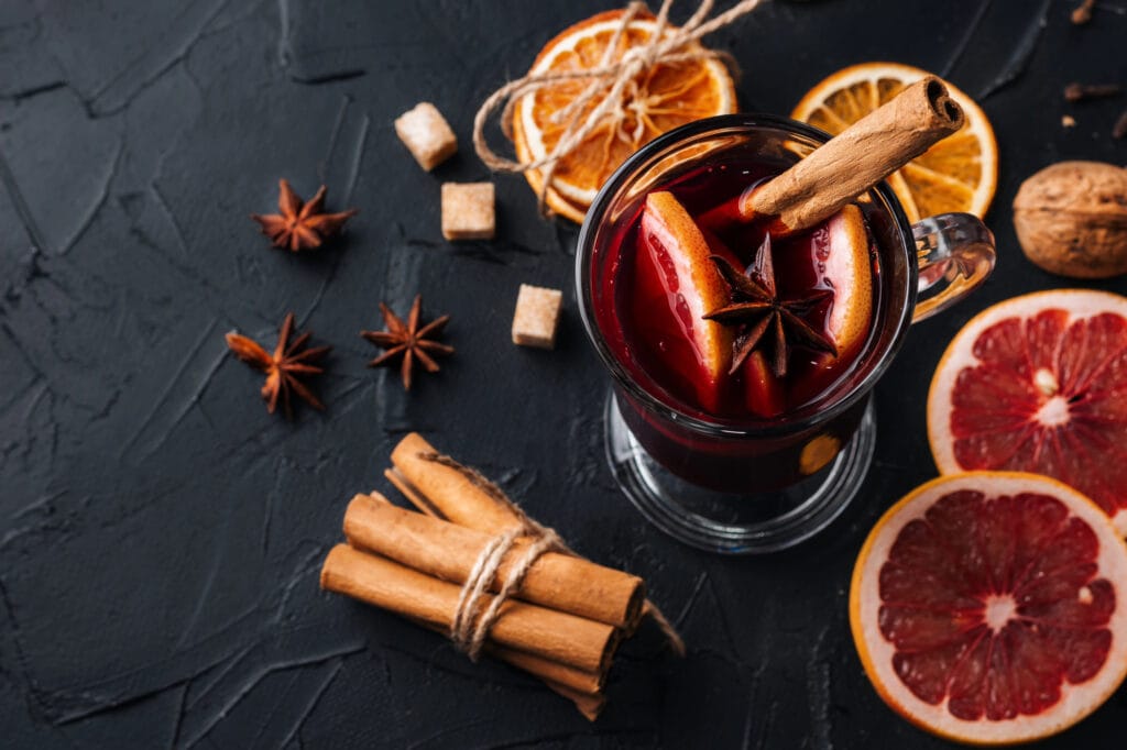 Glühwein på vej: citrus, tørrede appelsiner, star anis, kanel, sukker