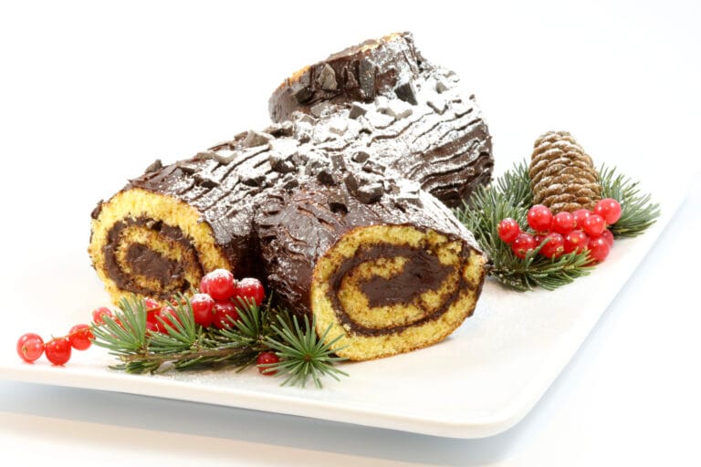 Delicious chocolate Christmas Yule Log, Buche de Noël, fransk klassisk julekage