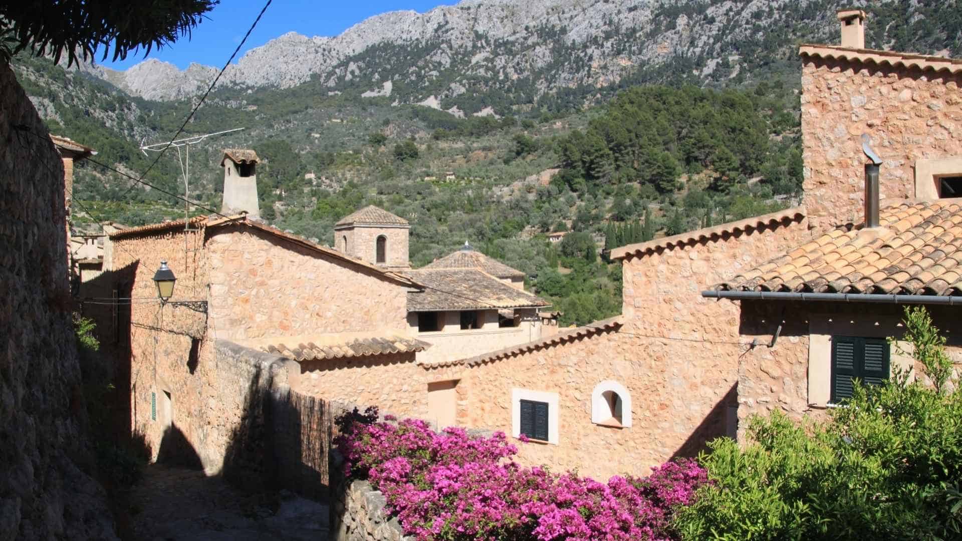 Rødvin fra Mallorca skænket op ved et bord med udsigt over øens vinmarker