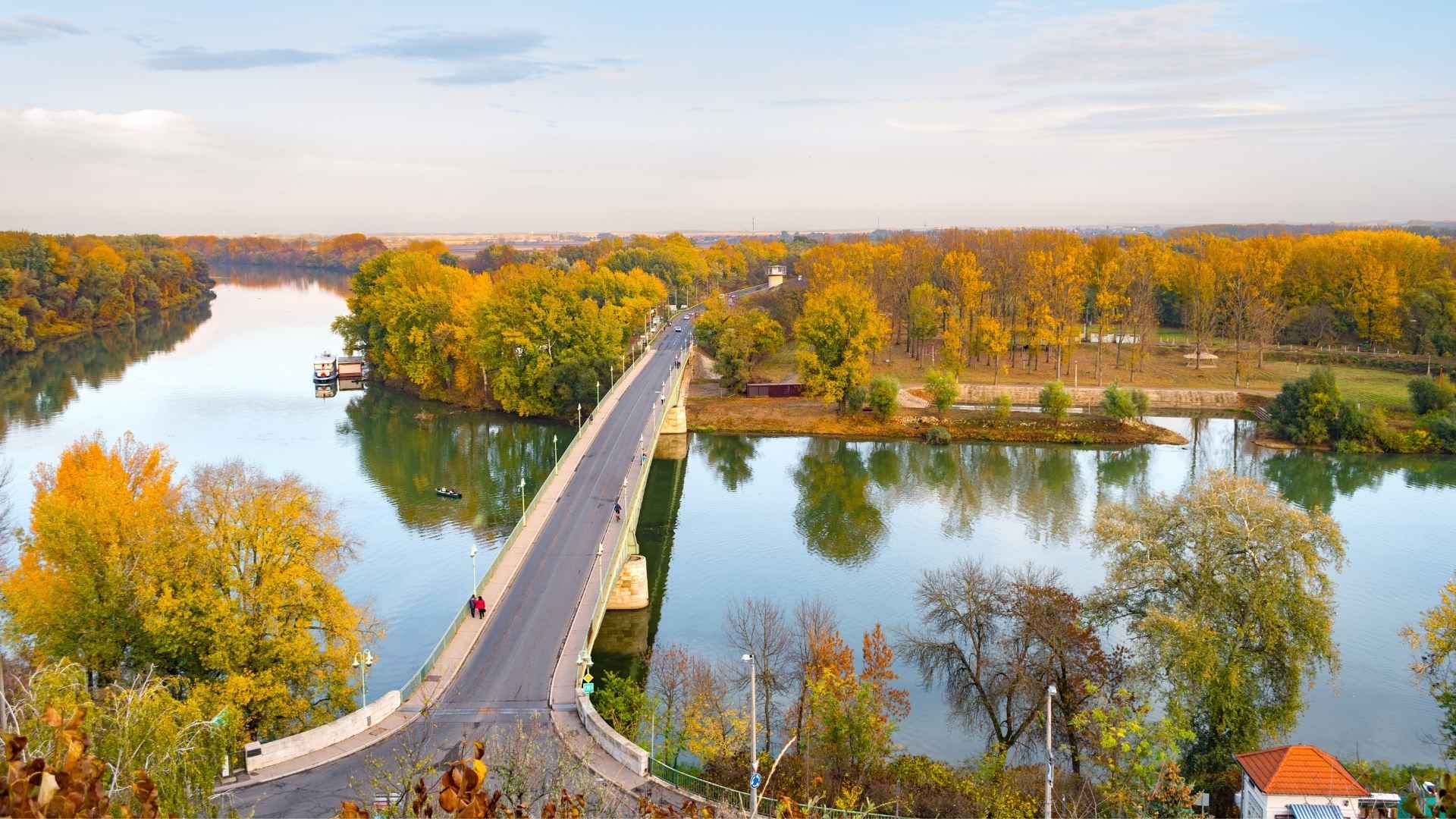 Floderne Bodrog og Tisza skaber morgentågen, som gør Tokajs berømte ædelråd mulig i efteråret.